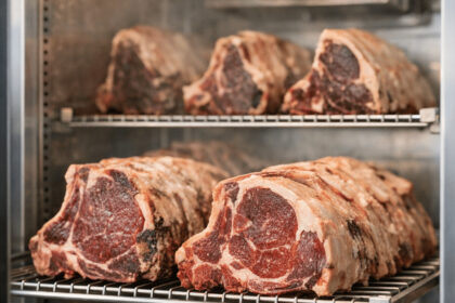 Illustration of Et Dinlendirme Dolabı Nedir, Nasıl Çalışır ve Ne İşe Yarar?