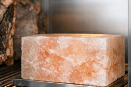 Illustration of Dry Aged Dolaplarda Himalaya Tuz Taşının Önemi ve Faydaları
