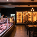 Kasap reyonu ve restoran salonunu birleştiren butcher shop steakhouse iç mekânı