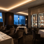 Steakhouse salonunda duvara entegre cam kapaklı dry aged et dinlendirme dolabı