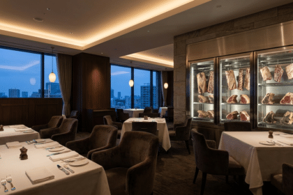 Steakhouse salonunda duvara entegre cam kapaklı dry aged et dinlendirme dolabı