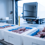 Vakumlanmış dry aged et parçalarının izolasyonlu kutulara ve jel buz paketleriyle sevkiyata hazırlanması
