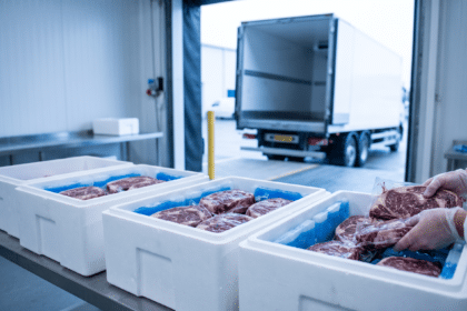Vakumlanmış dry aged et parçalarının izolasyonlu kutulara ve jel buz paketleriyle sevkiyata hazırlanması