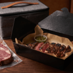 Dilimlenmiş dry aged antrikot paket servis kutusunda ve termal teslimat çantası