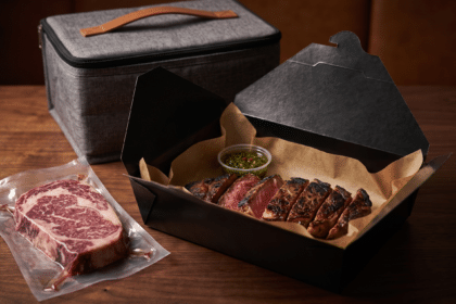 Dilimlenmiş dry aged antrikot paket servis kutusunda ve termal teslimat çantası