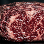 Dry aged etin kesit yakın çekimi: kabuk, mermerleşme ve kas lifi yapısı