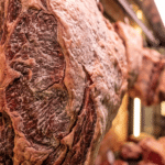 Dry aged et yüzeyindeki beyaz kadifemsi küf florası ve kuru kabuk makro görünüm