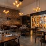 Açılışa hazır modern steakhouse salonu ve arka planda dry aged et dinlendirme vitrini
