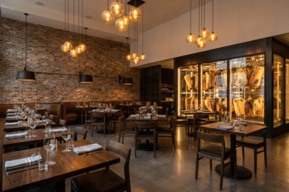 Açılışa hazır modern steakhouse salonu ve arka planda dry aged et dinlendirme vitrini